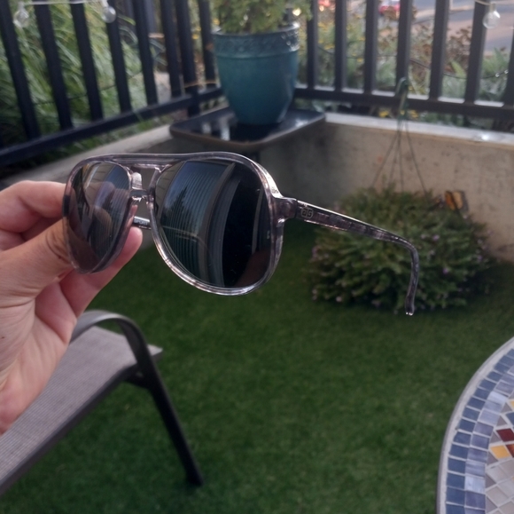 2 Maui Jim's 1 Givenchy Sun glasses - Picture 2 of 16
